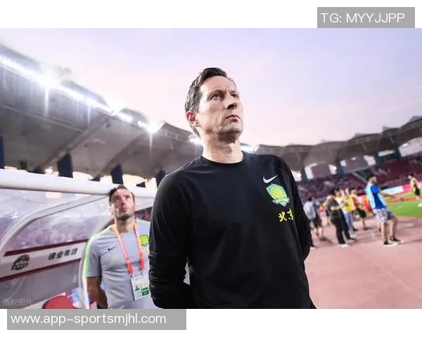 国足主帅人选或在十月揭晓足协倾向于经验丰富的欧洲教练 国足主帅人选或在十月揭晓足协倾向于经验丰富的欧洲教练